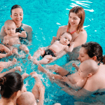 Her ses 4 mødre med babyer der hyger sig i vandet
